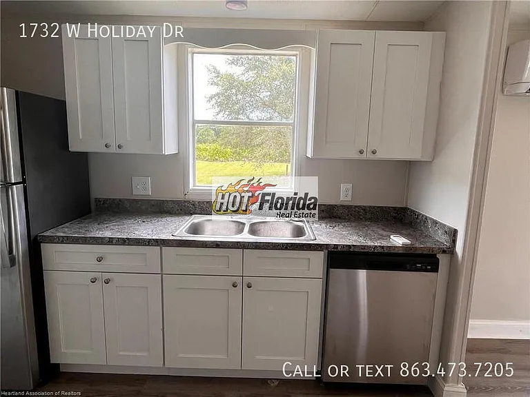 1732 W Holiday Dr — Photo 10