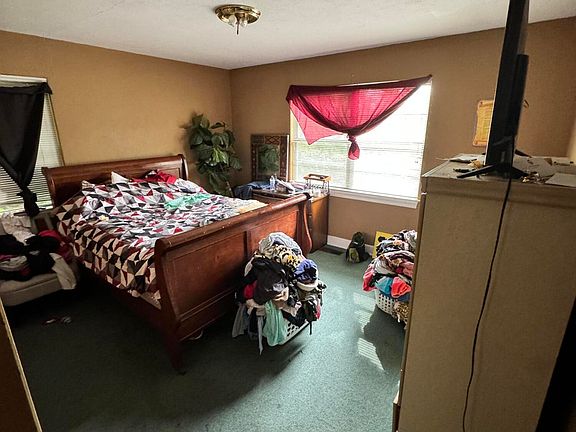 4th image of 208 Glenwood Cir