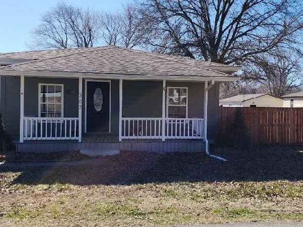 307 W Center Rd, Frontenac, KS 66763