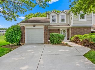 924 Colony Lake Dr, Schaumburg, IL 60194