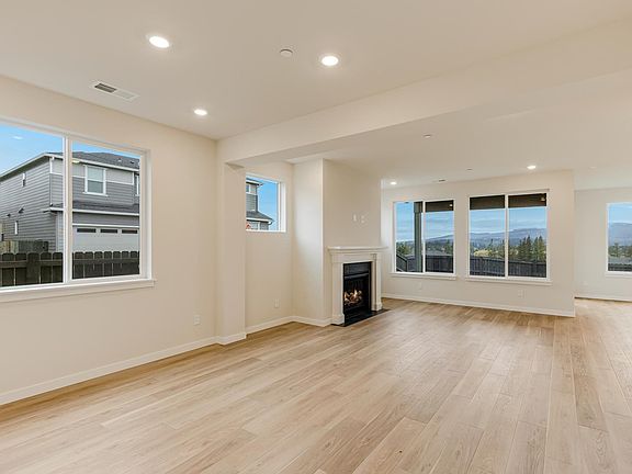 4th image of 415 Juniper St