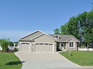 1048 Tahoe Ct, Menasha, WI 54952