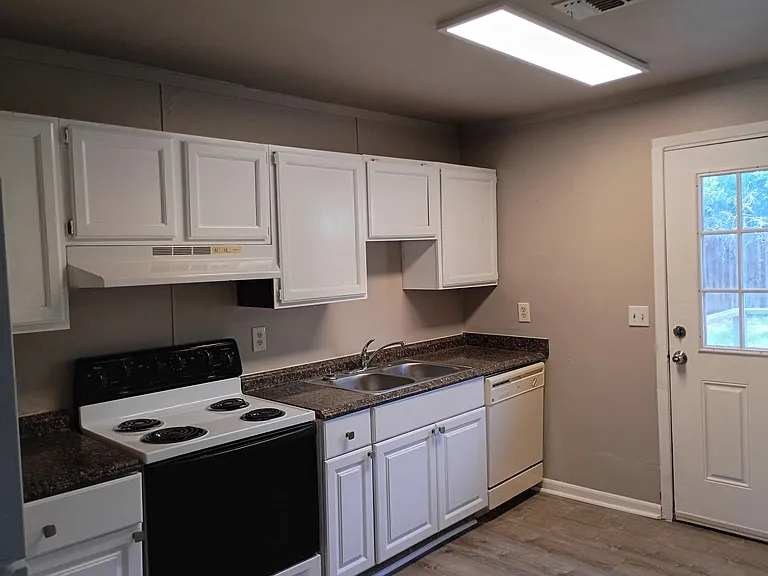 903 Meadowlark Cir — Photo 2