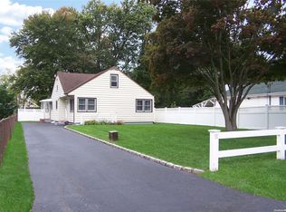 72 Magnolia Dr, Selden, NY 11784