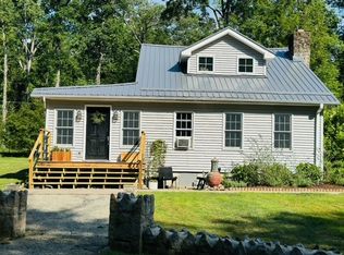 26 Walnut Rd, Laughlintown, PA 15655