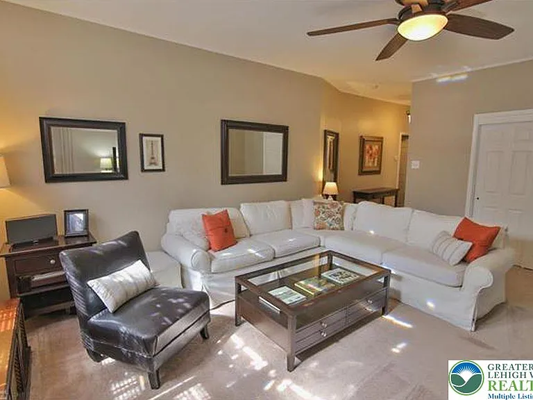 325 N 8th St #1 — Photo 3