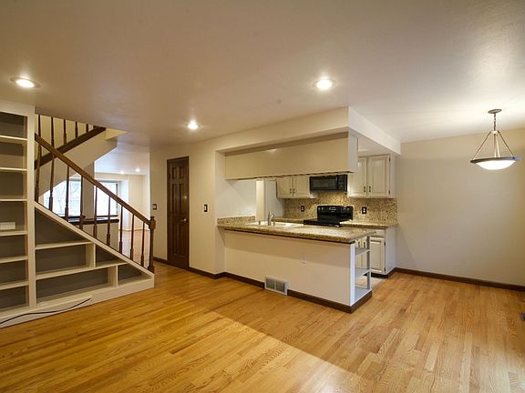 4th image of 1005 N Pennsylvania St