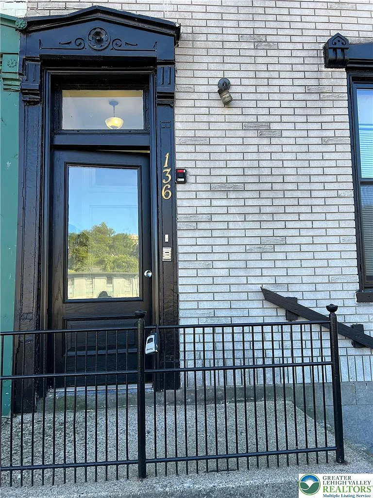 Photo 2 of 17 - 136 E Bushkill St #4 - Easton, PA Building Photo - 136 E Bushkill St #4