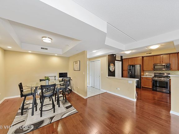 5th image of 425 Village Grn Unit 310