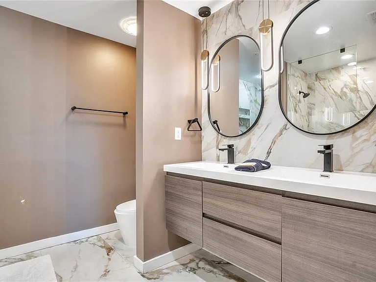 525 E Jackson St #301 — Photo 41