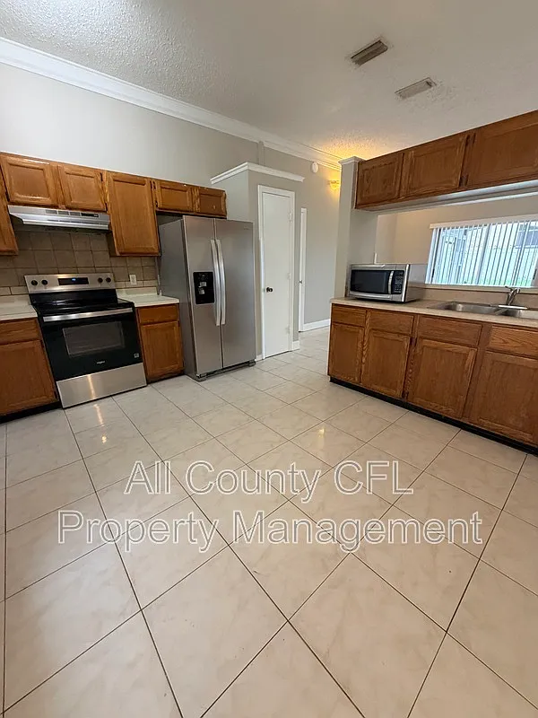 3 bed, 2.0 bath, 1214 sqft, $2,100 — Photo 2
