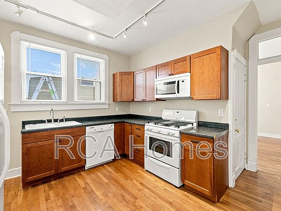 3rd image of 1013 E Morris St