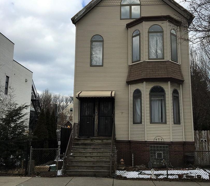 2nd image of 1512 W George St