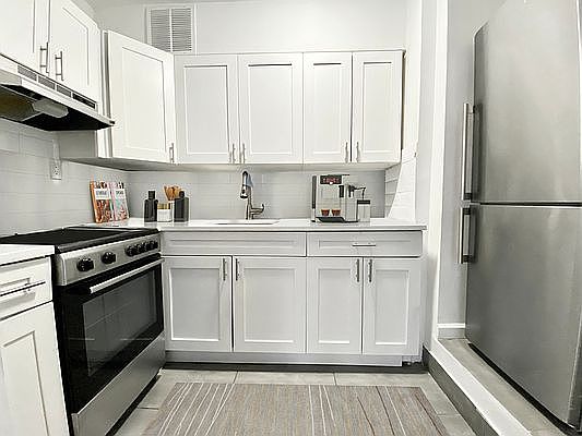 3rd image of 313 W 29th St APT J