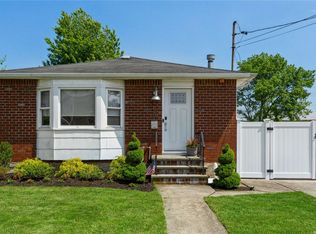 103 Quebec Rd, Island Park, NY 11558