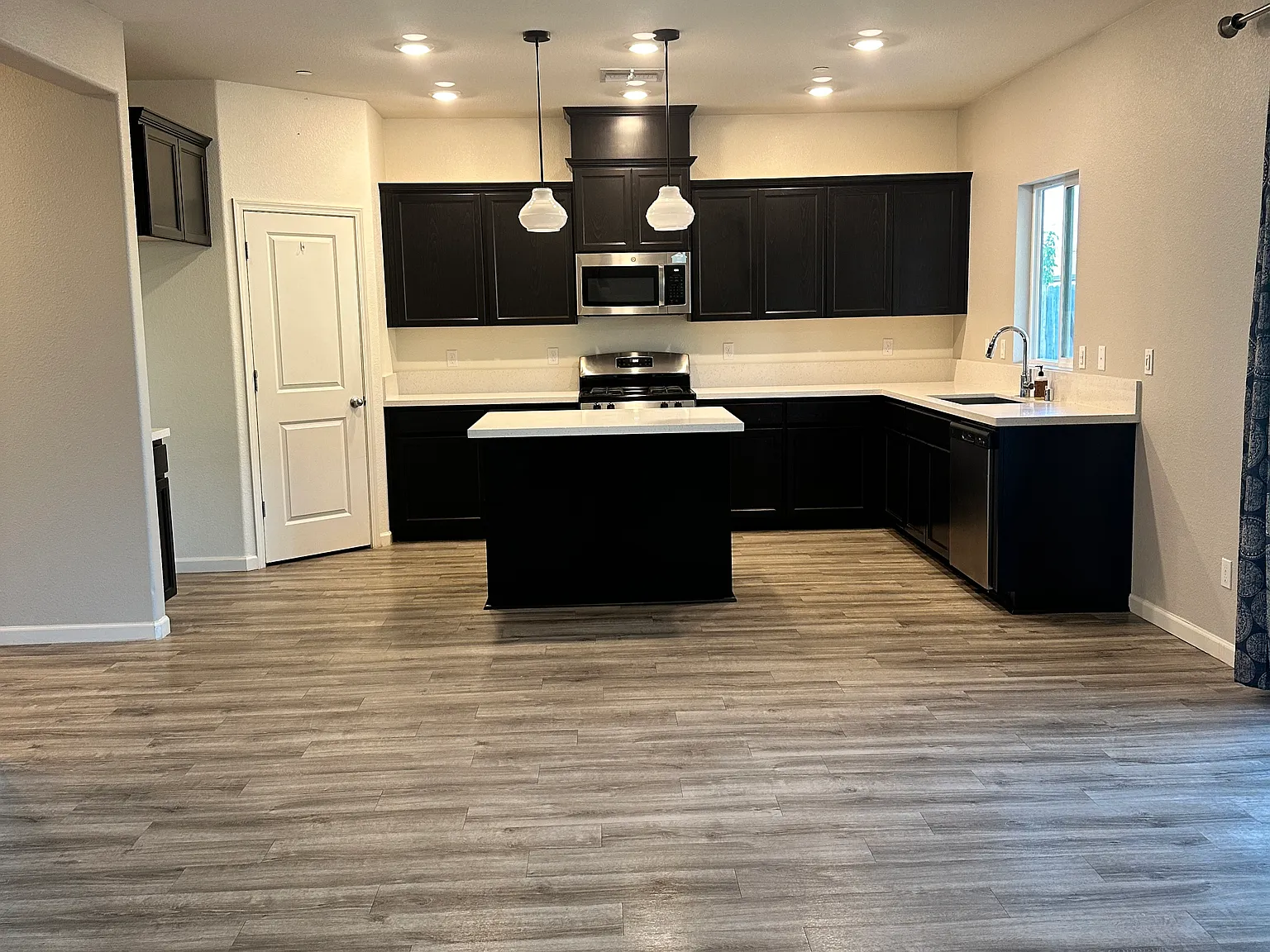 10205 Rose Ave — Photo 3