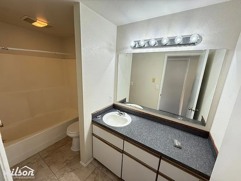 1007 S 17th Ave — Photo 9