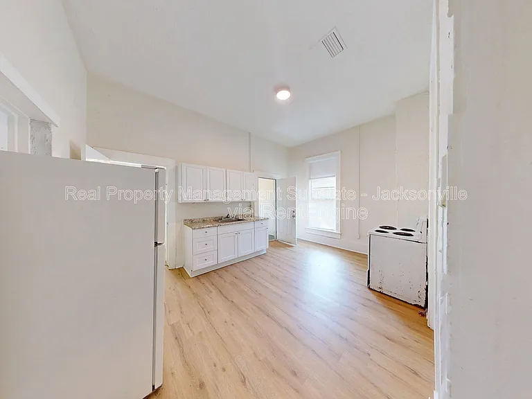 2324 Moncrief Rd — Photo 8