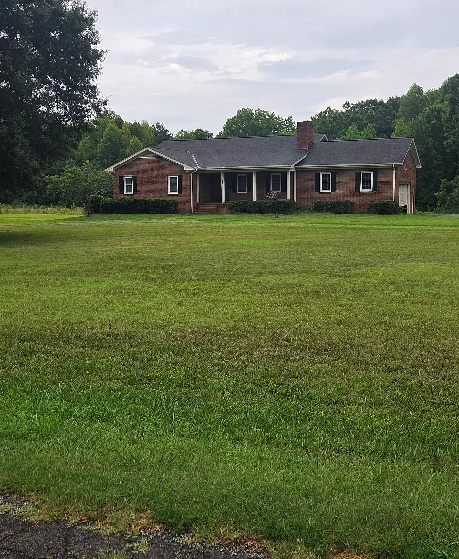3 bed, 3.5 bath, 3884 sqft, $2,500 — Photo 1