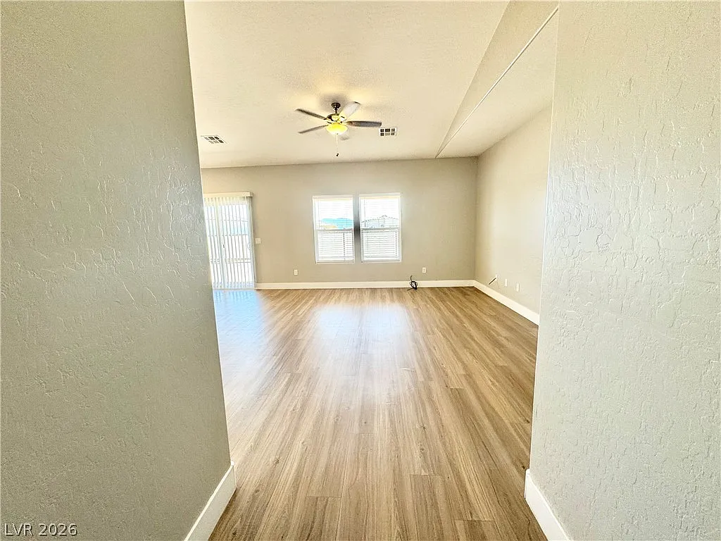 3 bed, 2.0 bath, 1452 sqft, $1,800 — Photo 3