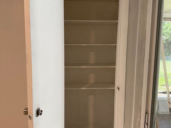 4th image of 442 Longwood Cir
