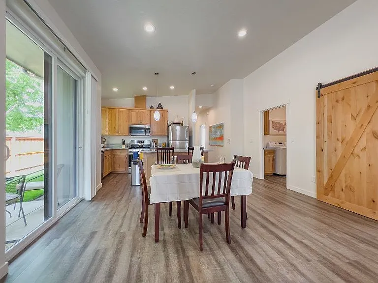 595 Silver Ln — Photo 24