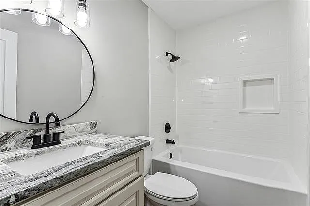 900 Avenue H #C — Photo 7