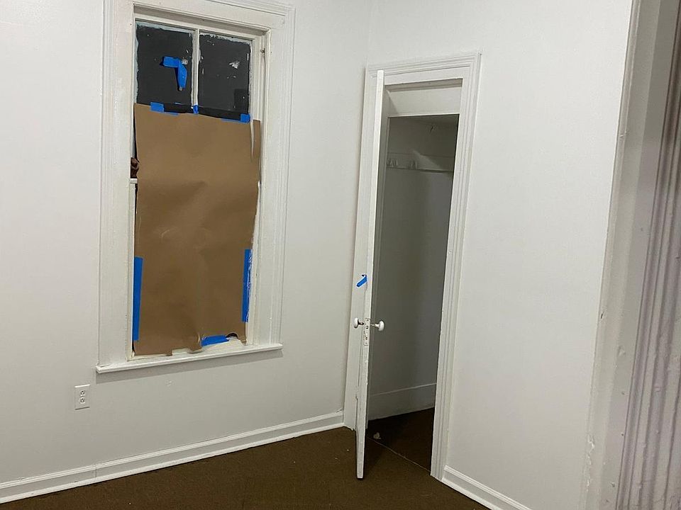 Middle bedroom