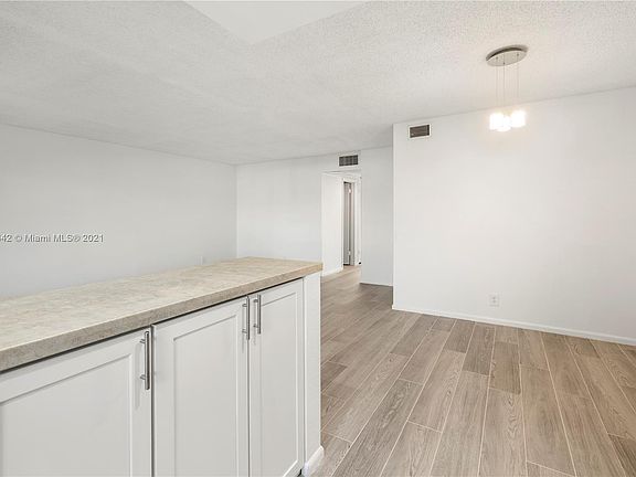 4th image of 808 SE 7th St APT 203