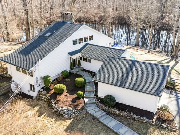 32 Round Lake Road, Stamford, CT 06903