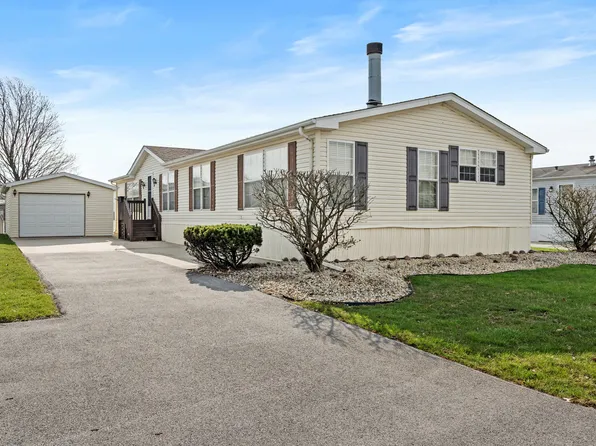 15 Finch Ln, Beecher, IL 60401