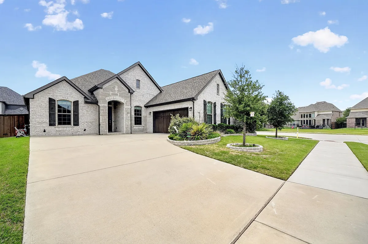 Building Photo - 525 Goose Lake Dr