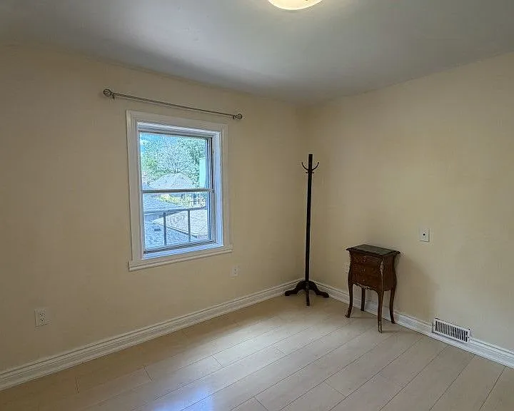 148 Belgravia Ave — Photo 8
