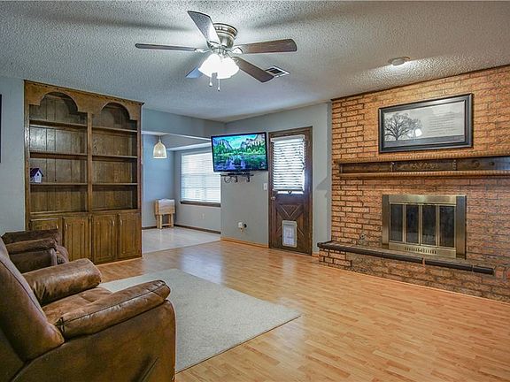 5th image of 804 N Silver Leaf Dr