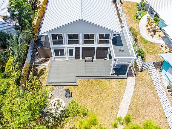 3rd image of 1447 SW Peninsula Lane