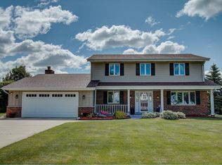 W226N2792 Foxwood Ln, Waukesha, WI 53186