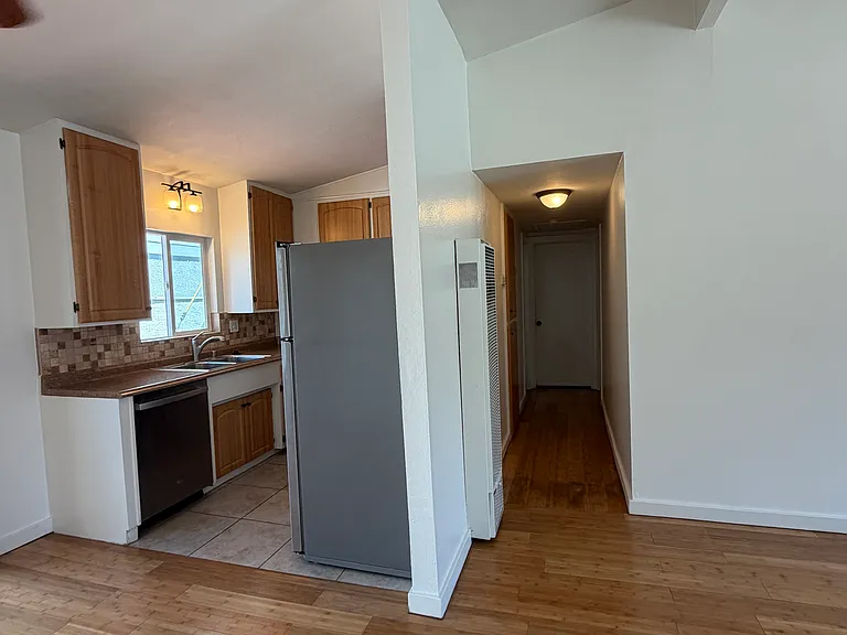 2474 Elden Ave #B — Photo 10