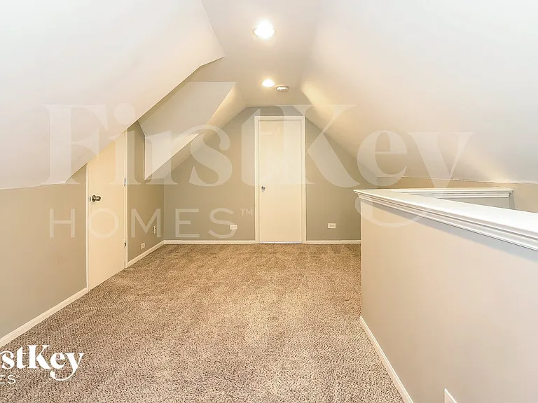 1102 Shoreland Ct — Photo 8