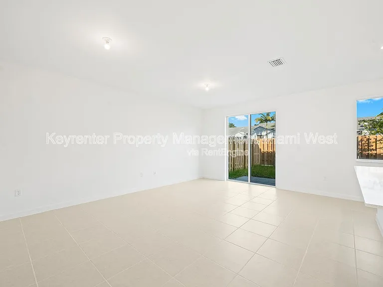 1385 SE 7th Ter — Photo 6