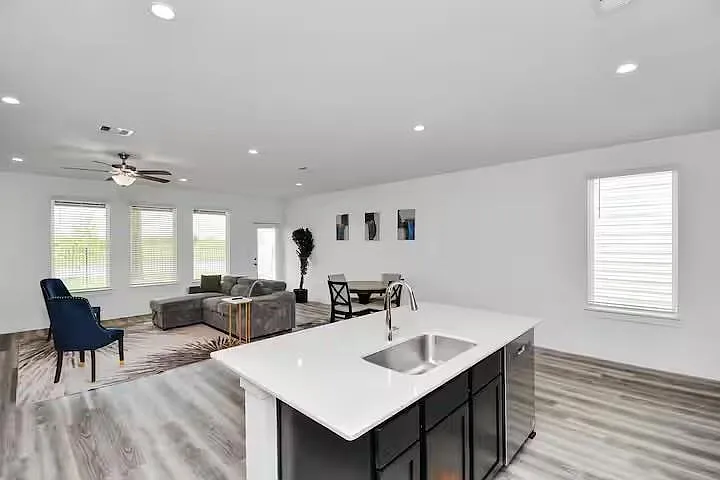 4 bed, 2.5 bath, 1979 sqft, $2,700 — Photo 2