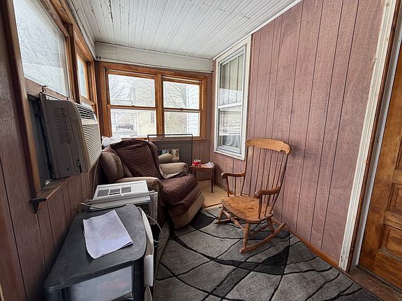 4th image of 215 Grove St