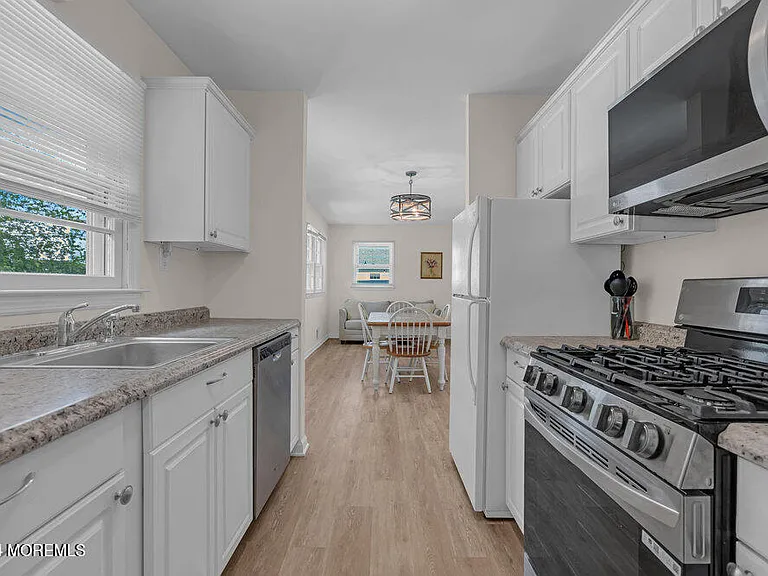 137 Marcellus Ave — Photo 10