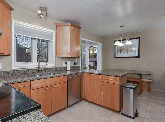 5th image of 340 Carlton Dr