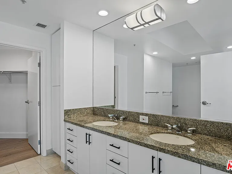 13700 Marina Pointe Dr #1916 — Photo 20