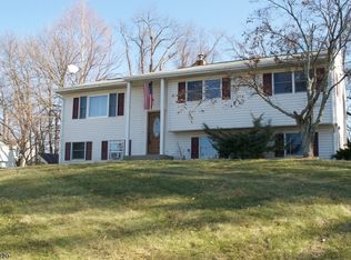 27 Circle Dr, Hamburg, NJ 07419