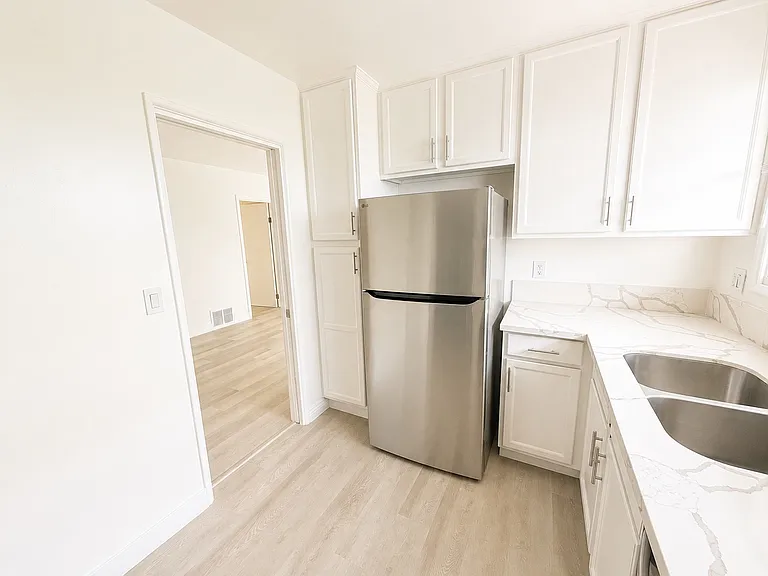 442 S Oakhurst Dr #4 — Photo 23