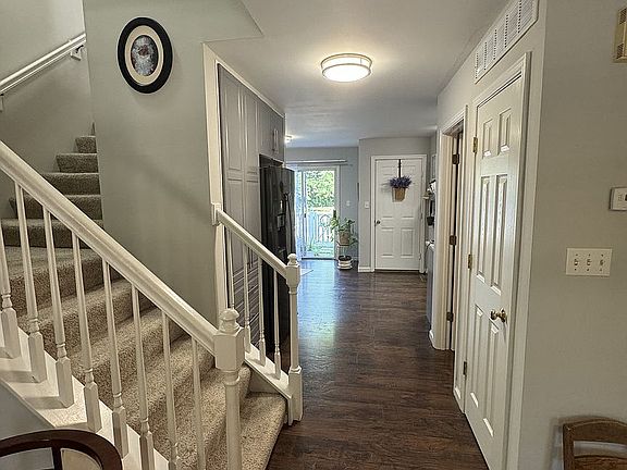 5th image of 401 Heritage Commons Cir