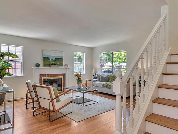 3rd image of 923 Blossom Dr