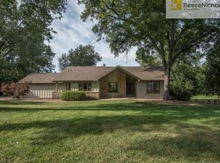 6137 Fox Chase Dr, Stilwell, KS 66085