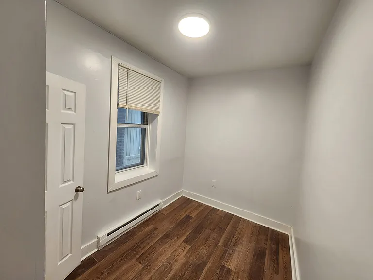 1153 E 4th St #1 — Photo 9